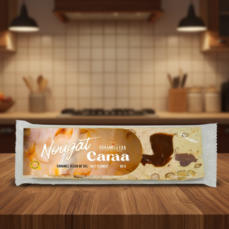 Une barre de nougat au caramel fleur de sel de Caraa Caramels FAA sur un comptoir en bois dans une cuisine.