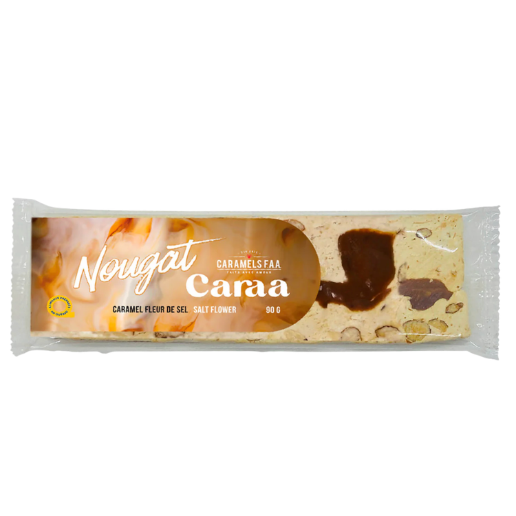 Une barre de nougat au caramel fleur de sel de Caraa Caramels FAA sur un fond blanc.