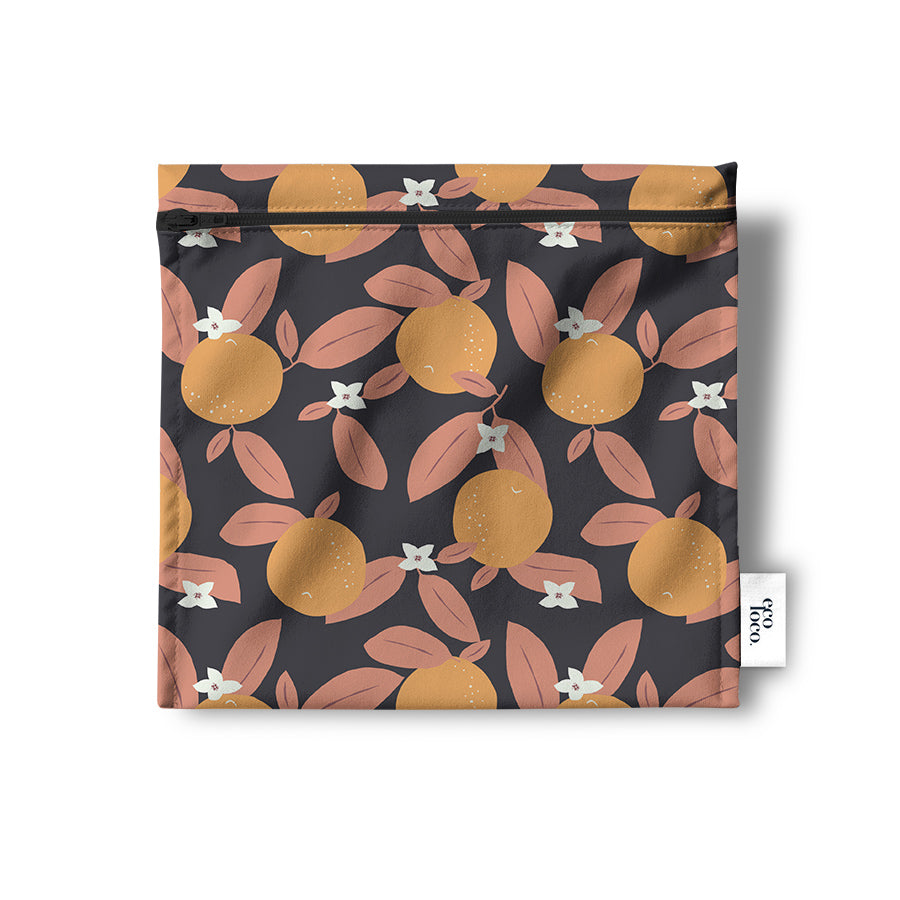Un sac réutilisable en tissu pour les collations, sandwich, noix, biscuits, crudités, de couleur foncée, presque noire, avec des oranges et des feuilles couleur saumon et de petites fleures blanches. Le sac est à plat sur un fond blanc et porte l'étiquette de Eco Loco