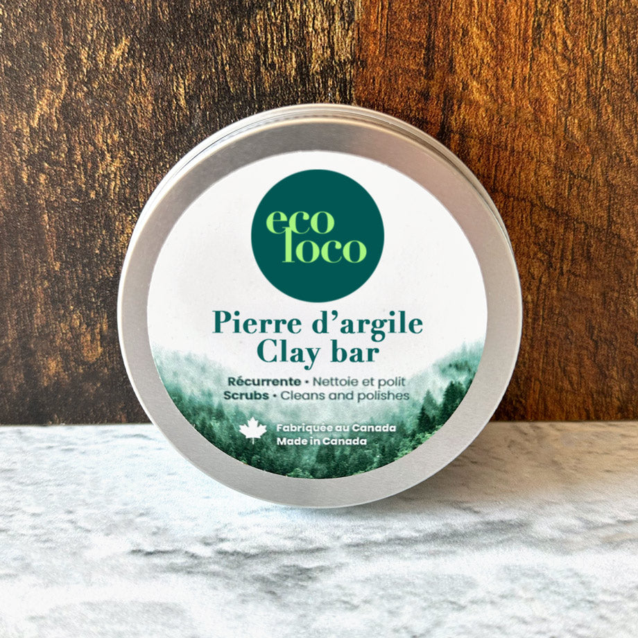 Pierre d'argile ronde le pot ouvert sur un fond de brique blanche