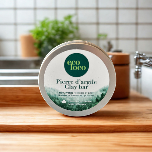 Boîte métallique de pierre d’argile Eco Loco, nettoyante et polissante, posée sur un comptoir de cuisine en bois.