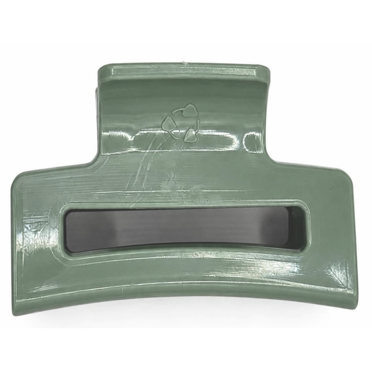 Pince à cheveux verte de Unique plastique avec le logo de recyclage puisqu'entièrement faite de plastique recyclé sur fond blanc.