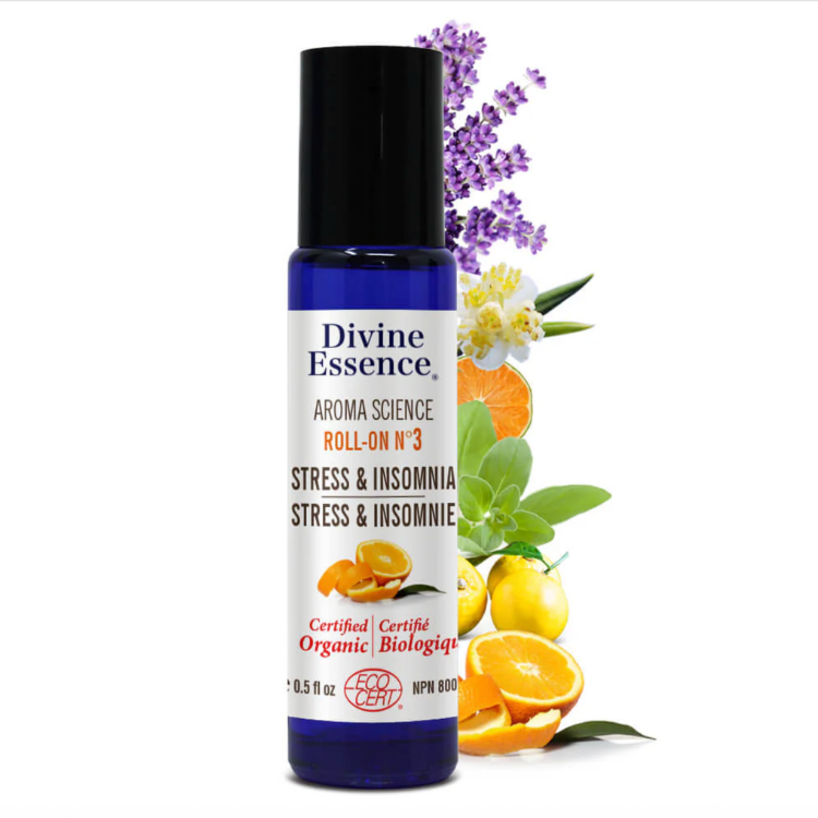 Bouteille bleu au capuchon noir de la marque Divine essence pour le stress et l'insomnie certifié biologique par Eco Cert avec de la menthe, de la lavande et de l'orange sur un fond blanc.
