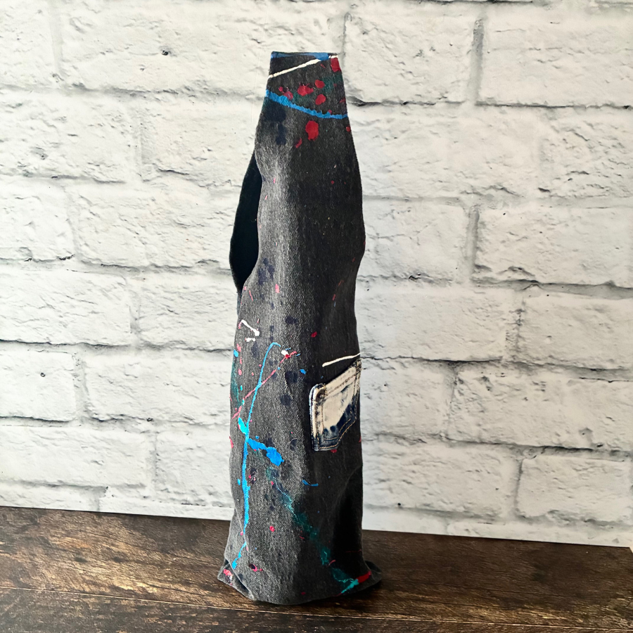 Sac de bouteille de vin en jeans recyclé et peinture.
