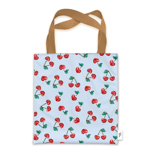 Sac caba ou fourre-tout fait de tissu en bouteille de plastique avec un motif de cerises sur un fond bleu