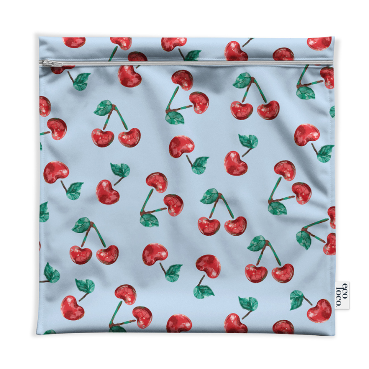 Sac de congélation extra-large réutilisable en tissu imperméable avec des cerises sur un fond bleu.