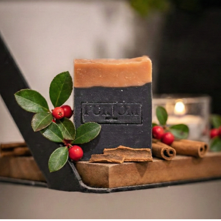 Savon l'osé de pur om avec des baies et de la cannelle.