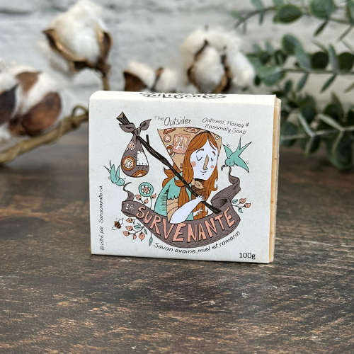 Savon naturel fait au Québec par la savonnerie des dilligences avec un fond de plantes