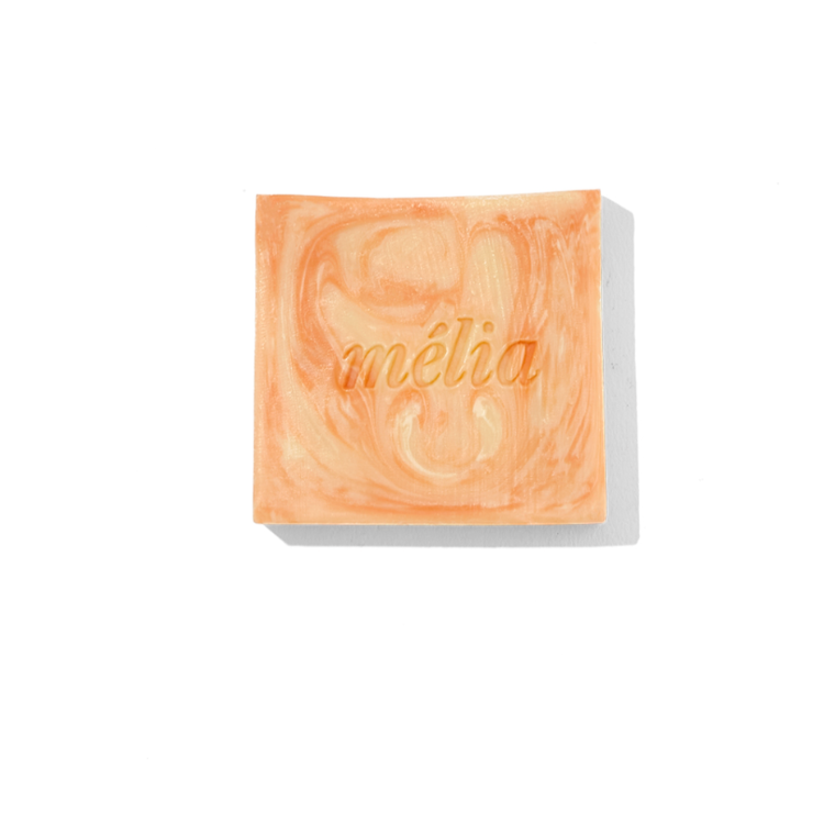 Ssavon de Mélia rose pale au Néroli à l'huile d'argant des Miels d'anicet sur un fond blanc