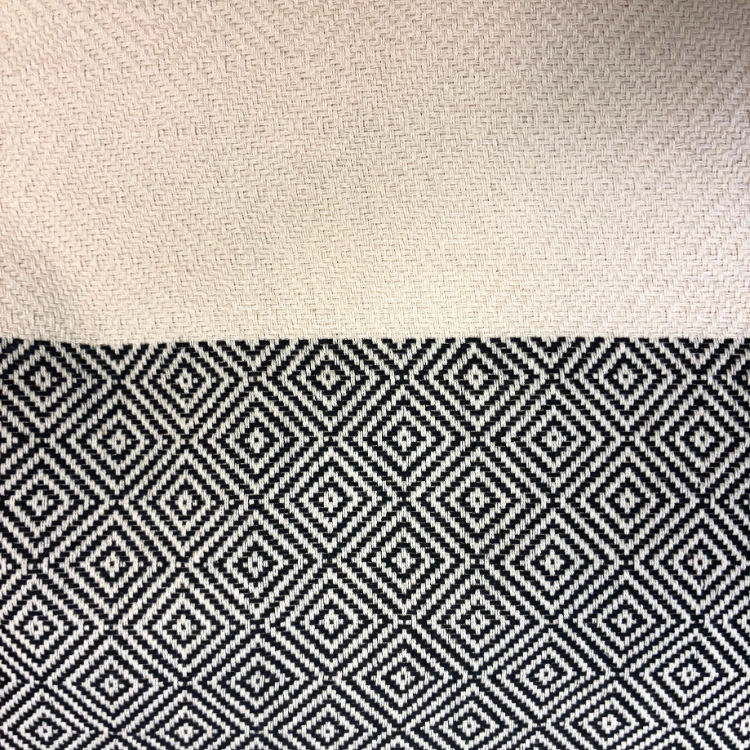 Serviette turque beige et noir avec des motifs en forme de losange.