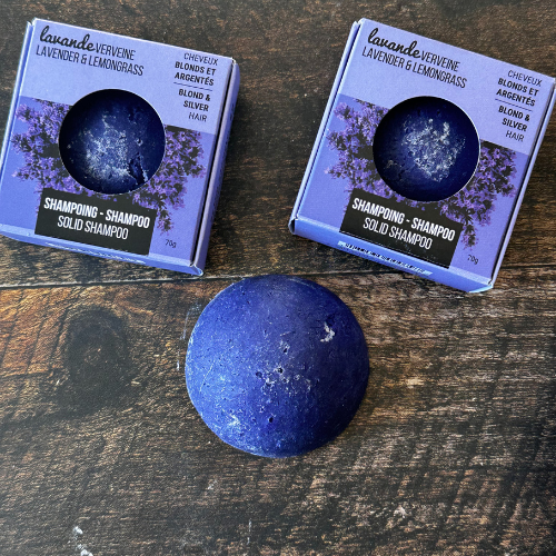 Shampoing en barre pour cheveux blancs et blonds Rose citron sur une planche de bois.