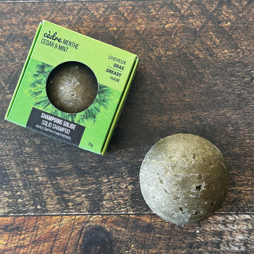 Shampoing en barre de Rose Citron pour les cheveux gras sur une planche en bois