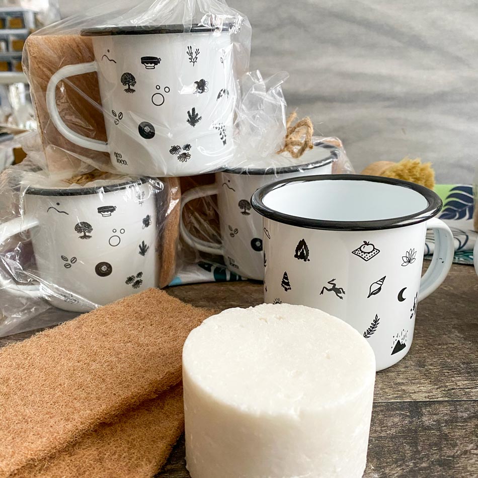 Ensemble cake vaisselle, tasse émaillée et deux tampons à récurer - Zéro déchet