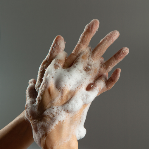 Se laver les mains avec un savon gel en poudre de Myni