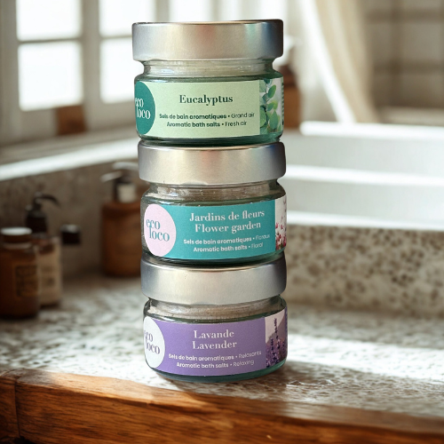 3 pots de sels de bain apposé sur le bord d'un bain.