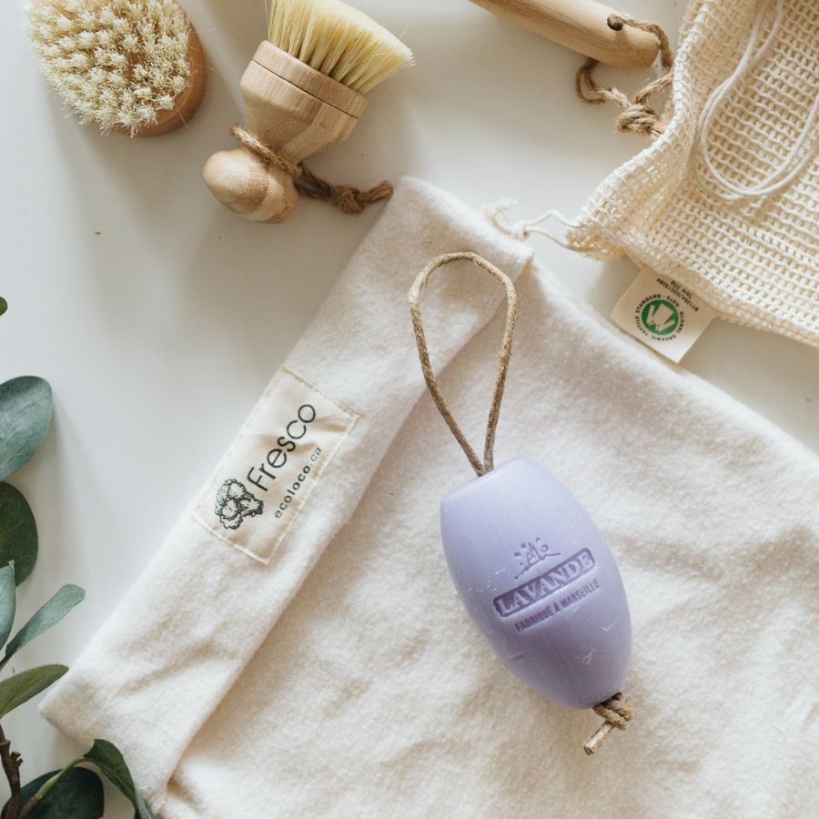 Image démontrant la variété de produits Eco Loco: Brosse en bois, sac de conservation de légume Fresco, savon sur corde ou savon écolier