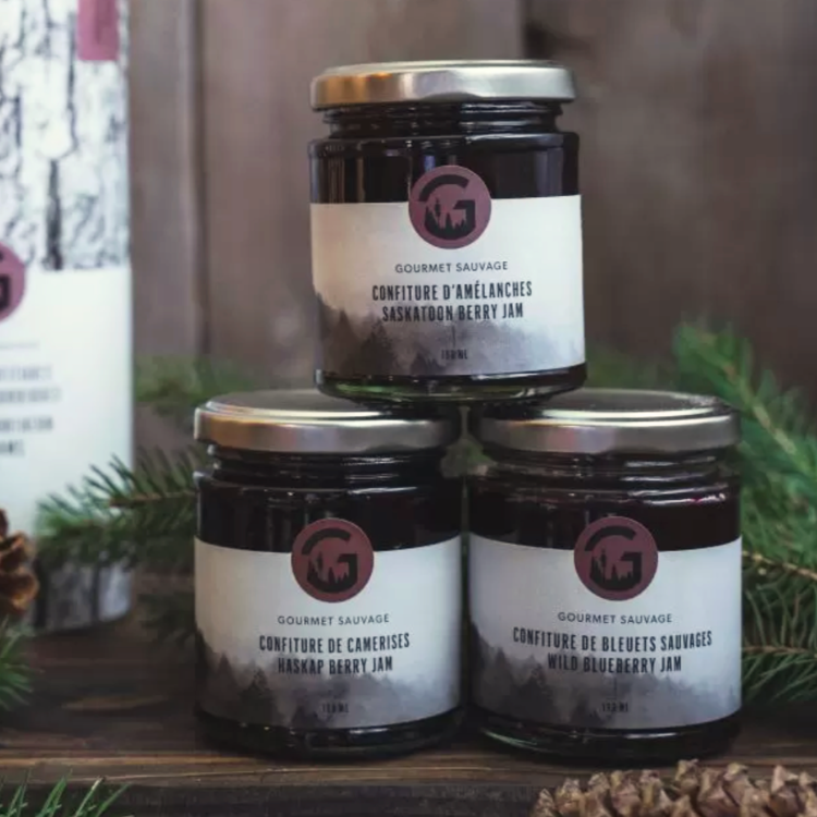 3 pots de confiture de fruits cueillis à la main par Gourmet Sauvage une entreprise québécoise, avec un arrière fond de bois et de sapinage. Vendu par Eco Loco