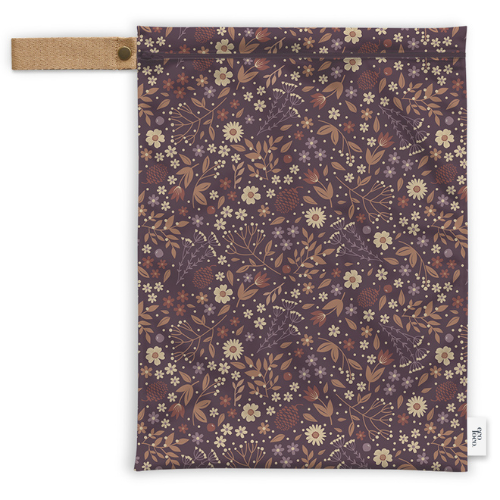 Sac de transport appelé Wetbag avec des fleur sur un fond bourgogne et une ganse beige.