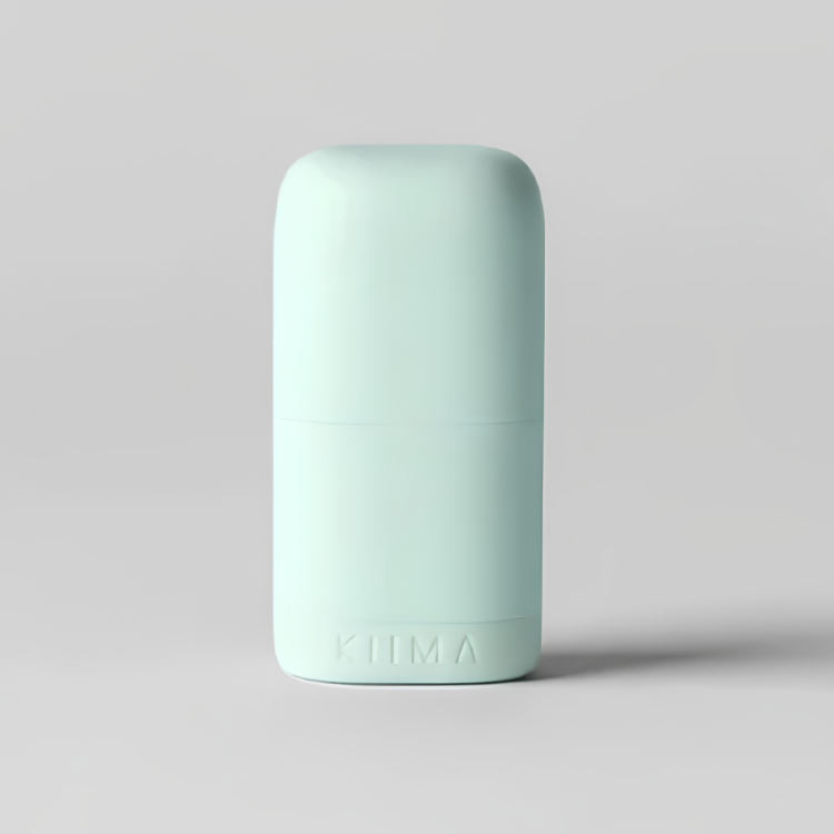 Un applicateur rechargeable de couleur bleu glacier avec une écriture Kiima sur un fond gris.