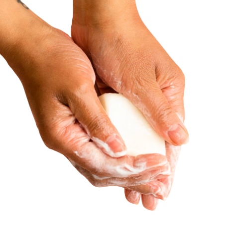 Mains tenant la barre démaquillante Bkind