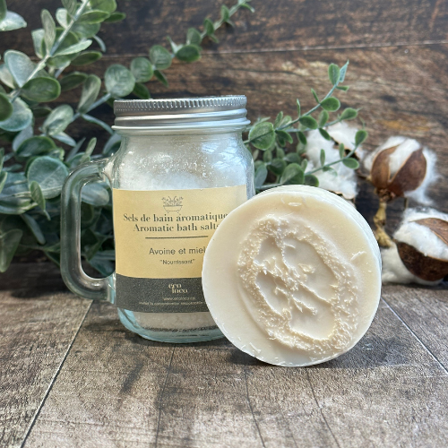 Duo de sels de bain avec un savon contenant une éponge lufa intégré à l'odeur d'avoir et miel.