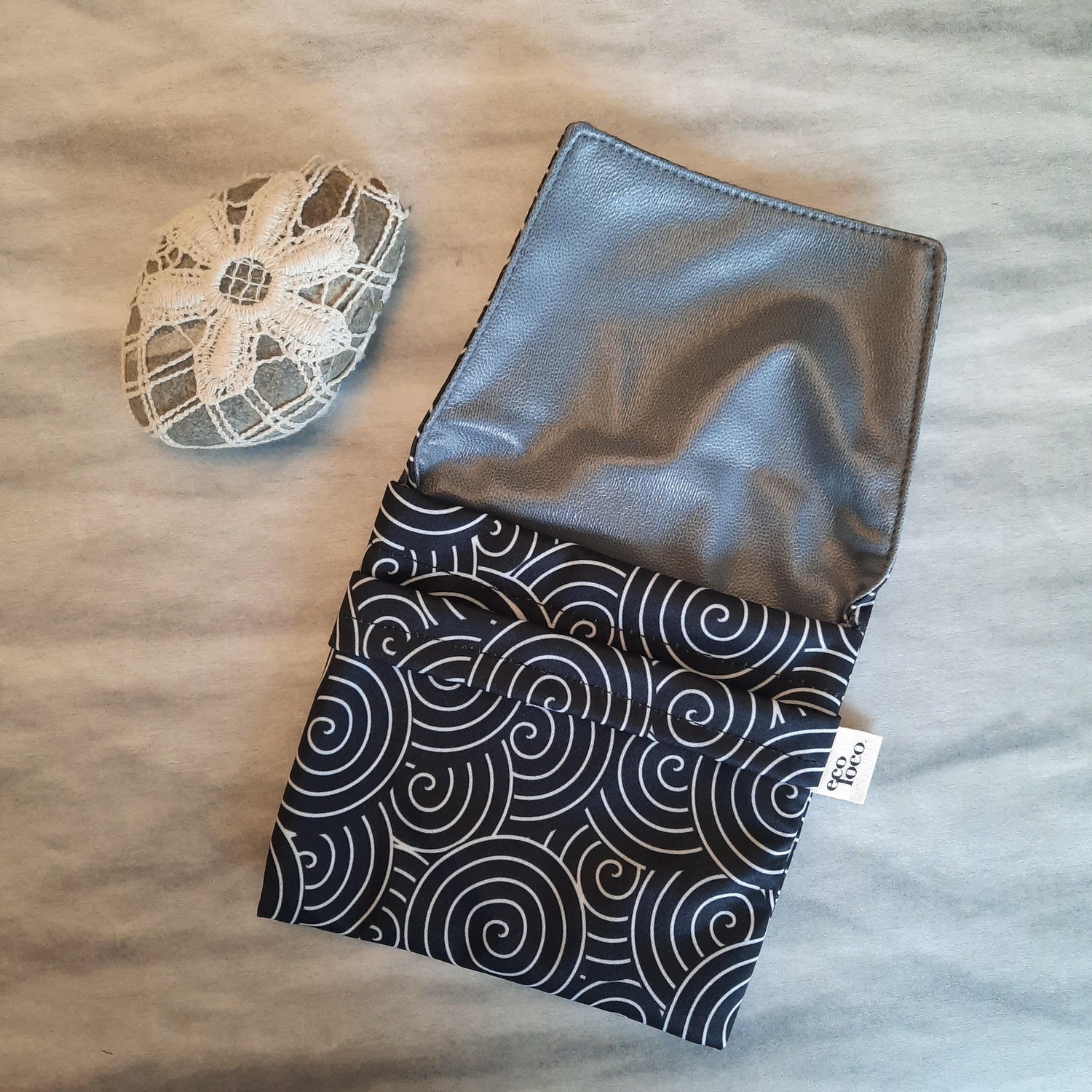 Pochette double pour serviette hygiénique lavable avec un motif noir et blanc en spirales.
