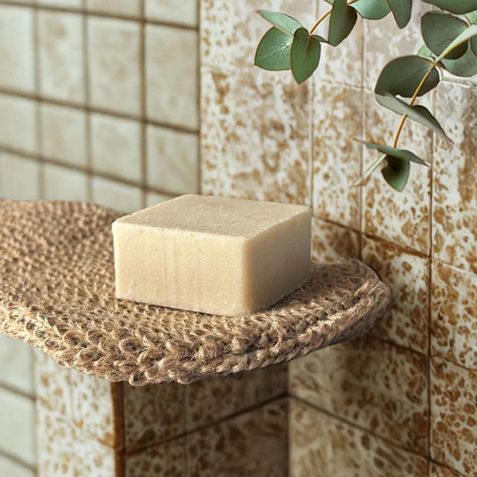 Shampoing en barre sans parfum dépose sur un gant de jute Unscented Company