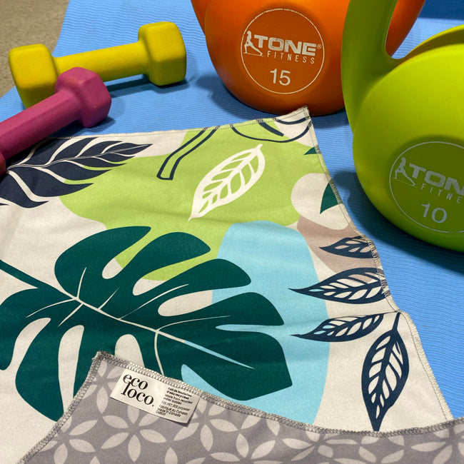 Serviette de sport faite au Québec en item promotionnel personnalisable avec des motifs de feuilles