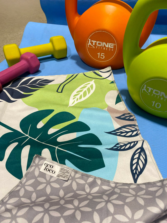 Serviette de sport faite au Québec et personnalisable avec des motifs de feuilles
