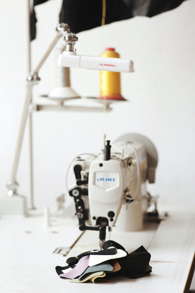 Machine à coudre Juki sur fond blanc prise de vue de devant