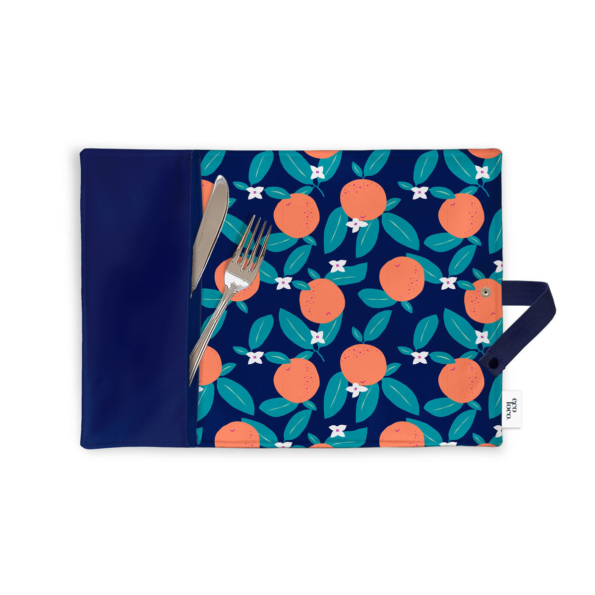 Napperon de textile réutilisable avec une pochette contenant une fourchette et un couteau argent fond blanc motif d'oranges 