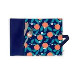 Napperon de textile réutilisable avec une pochette contenant une fourchette et un couteau argent fond blanc motif d'oranges 