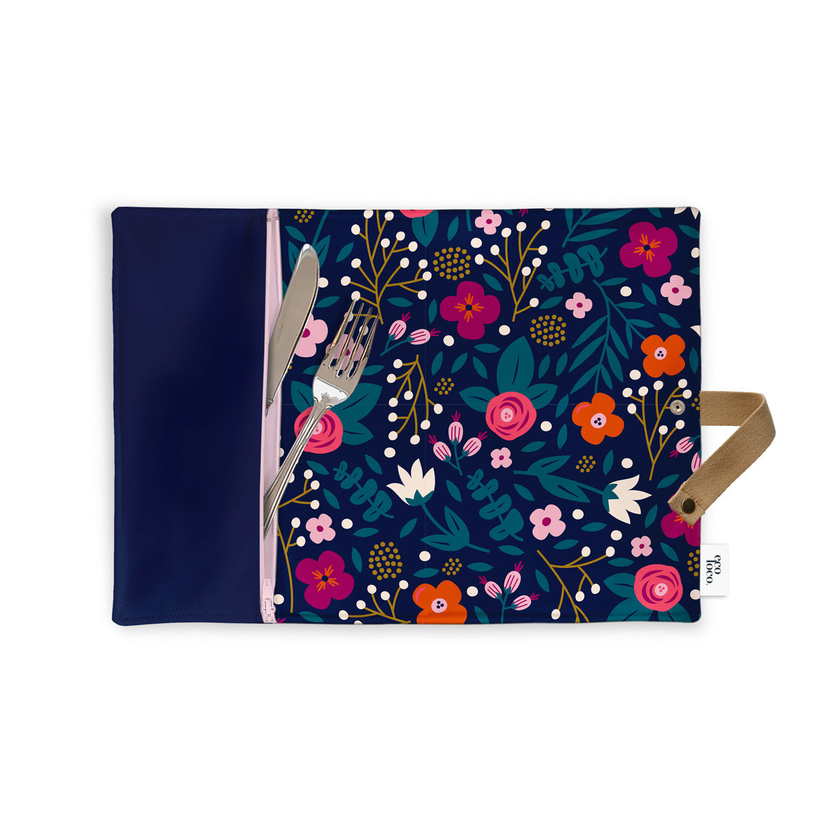 Napperon en tissu avec un motif de fleurs marines roses oranges avec une pochette pour ustensiles où en sortent un couteau et une fourchette sur fond blanc