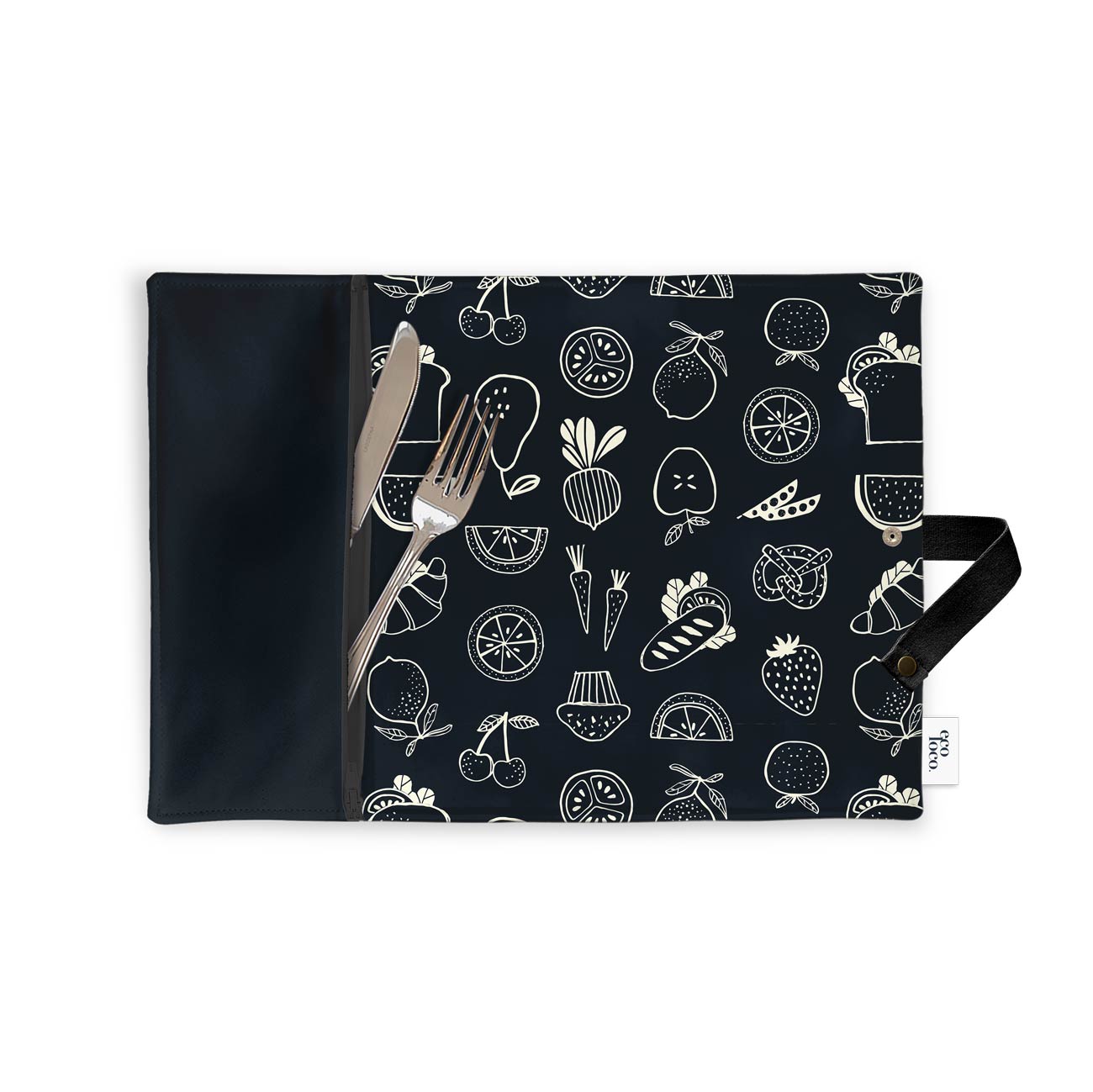 Napperon portatif noir Eco Loco avec des motifs de fruits et de légumes blancs montrant des ustensils dans la pochette et une ganse pour le rouler sur un fond blanc. 