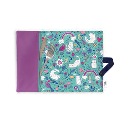 Napperon de textile réutilisable avec une pochette contenant une fourchette et un couteau argent fond blanc motif de chats et chatons pour enfants