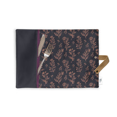 Napperon de textile réutilisable avec une pochette contenant une fourchette et un couteau argent fond blanc motif fleurs