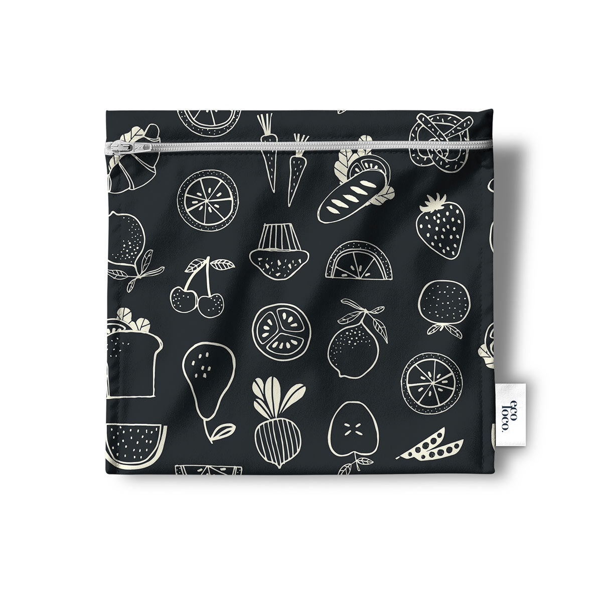 Un sac réutilisable en tissu pour les collations, sandwich, noix, biscuits, crudités, de couleur gris foncé presque noir avec des dessins de citron, légumes, oranges, radis, muffins, cerises, petits pois, pommes. Le sac est à plat sur un fond blanc.