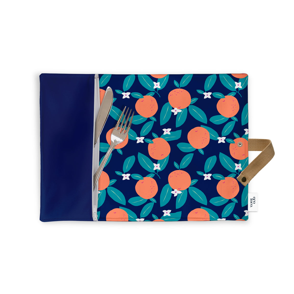 Napperon de tissu réutilisable avec des motifs d'oranges avec des petites fleurs blanches ainsi qu'une fourchette et un couteau à beurre qui sortent partiellement de la poche. Sur fond blanc avec une ganse beige