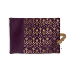 Napperon de textile réutilisable avec une pochette contenant une fourchette et un couteau argent fond blanc motif art déco mauve
