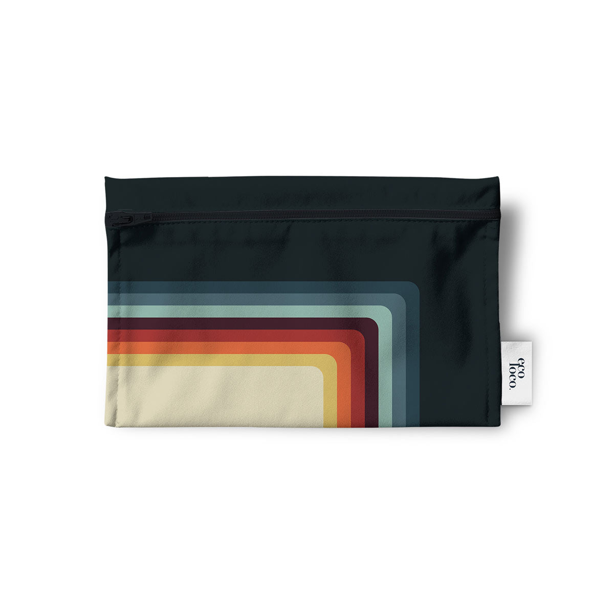 Un sac réutilisable en tissu pour les collations, sandwich, noix, biscuits, crudités, de couleur marine avec des dessins de lignes bleues, orangées, rouges, jaunes et beige style rétro. Le sac est à plat sur un fond blanc.