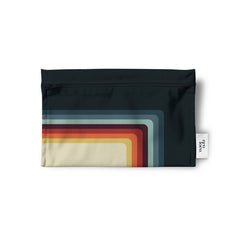 Un sac réutilisable en tissu pour les collations, sandwich, noix, biscuits, crudités, de couleur marine avec des dessins de lignes bleues, orangées, rouges, jaunes et beige style rétro. Le sac est à plat sur un fond blanc.