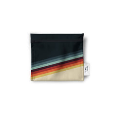 Un sac réutilisable en tissu pour les collations, sandwich, noix, biscuits, crudités, de couleur marine avec des dessins de lignes bleues, orangées, rouges, jaunes et beige style rétro. Le sac est à plat sur un fond blanc.