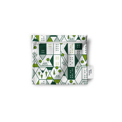 Un sac réutilisable en tissu pour les collations, sandwich, noix, biscuits, crudités, de couleur verte avec des petits vélos, des arbres et des routes en lignes vectorielles. Le sac est à plat sur un fond blanc.