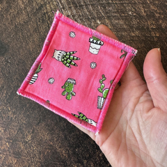 tampon démaquillant avec des cactus