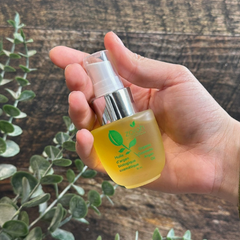Huile d'argan biologique et cosmétique dans une main pour un soin de peau ou des cheveux