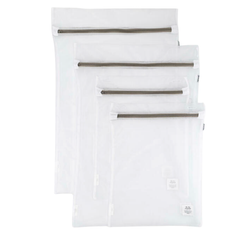 Démontration des grandeurs de sacs de lessive fabriqué en bouteille de plastique permettant d'éviter le microplastique sur un fond blanc. 