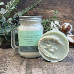 Duo de sels de bain avec un savon contenant une éponge lufa intégré à l'odeur d'eucalyptus
