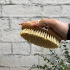Brossage à sec pour le corps en fibres naturelles