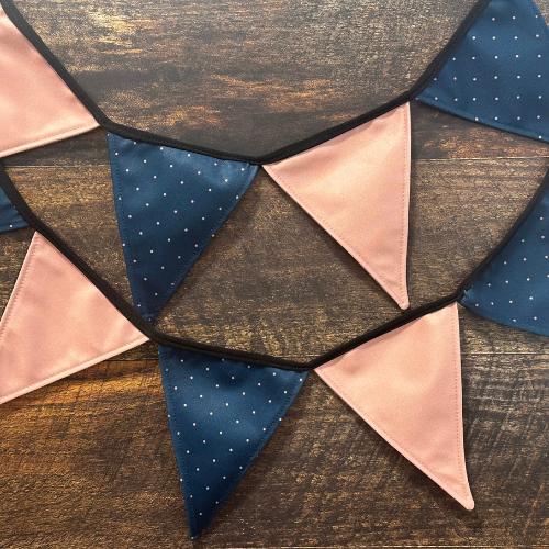 Guirlande de fanion beige et picotée bleue