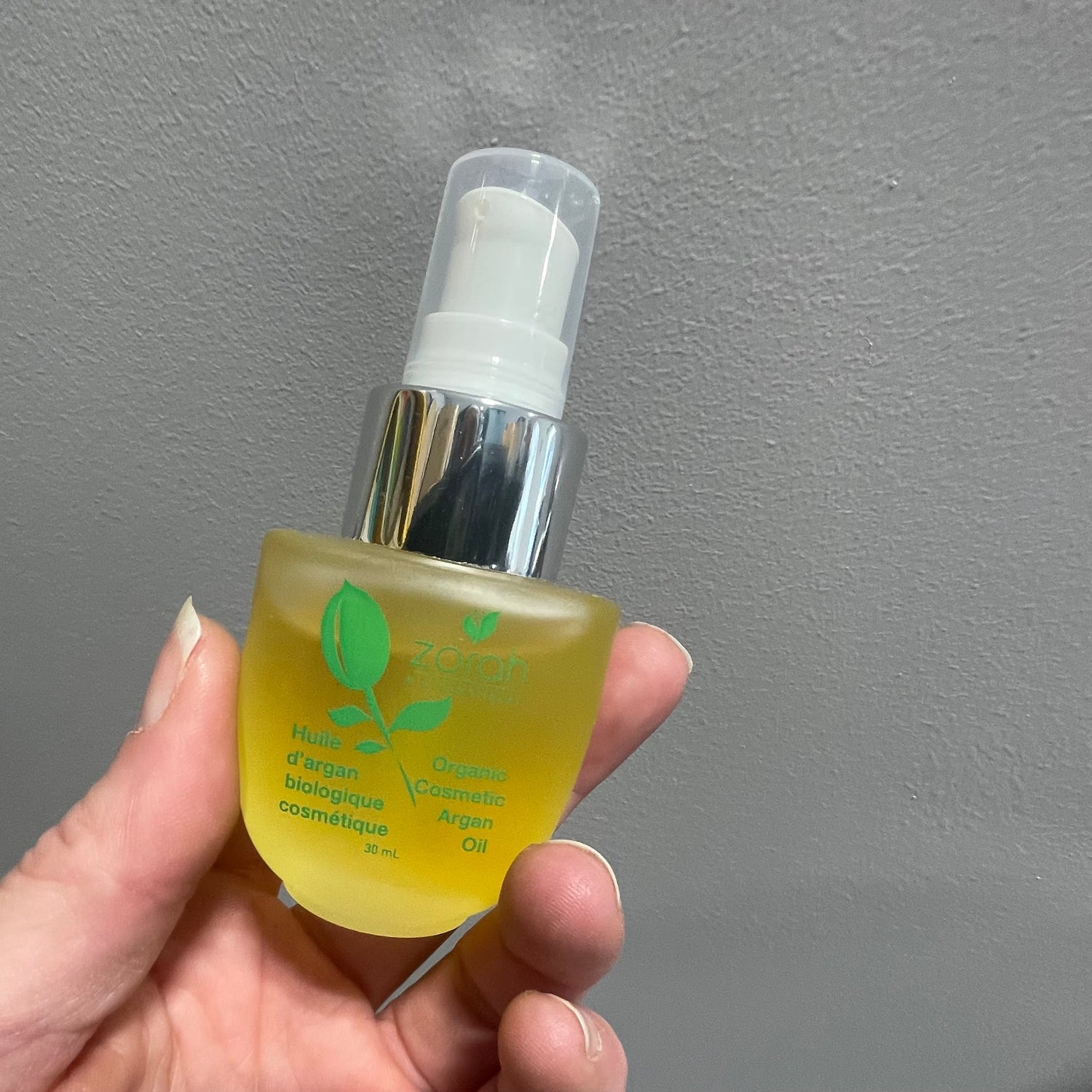 flacon d'huile d'argan naturelle pour le soins de la peau et des cheveux. 